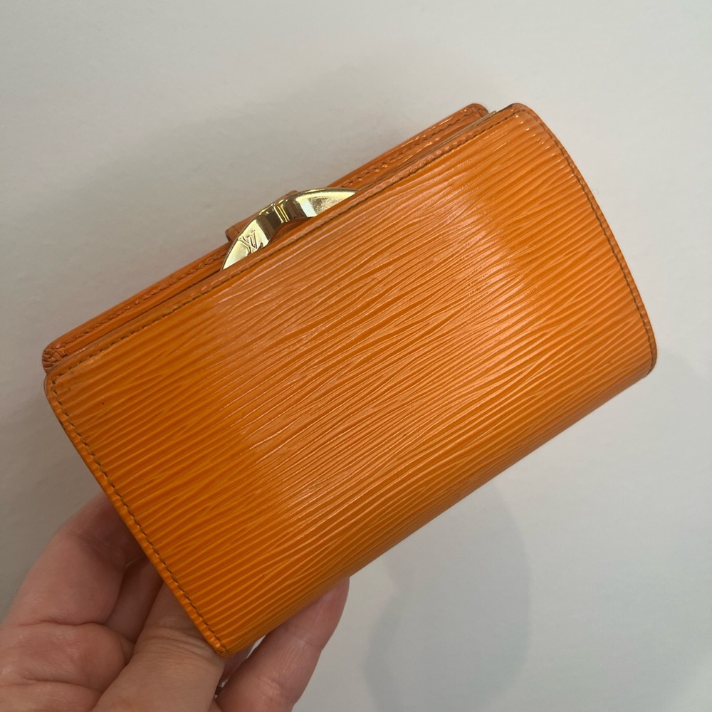 EUC Louis Vuitton Mango Kiss Lock Wallet w/unbranded chain